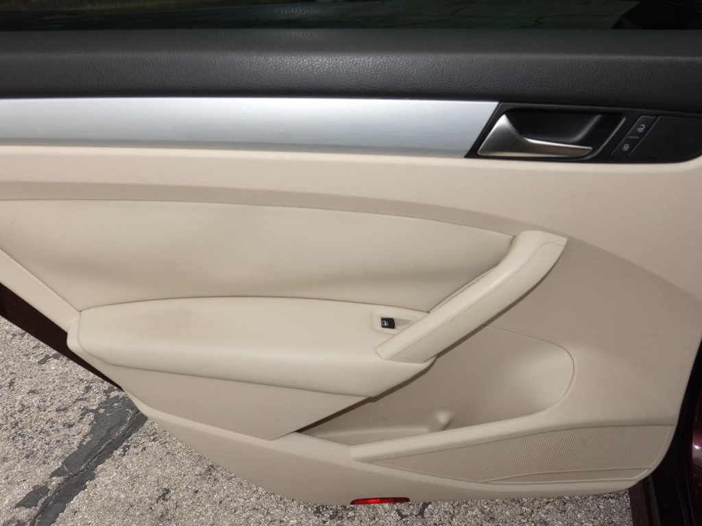 Volkswagen Passat Vehicle Full-screen Gallery Image 20