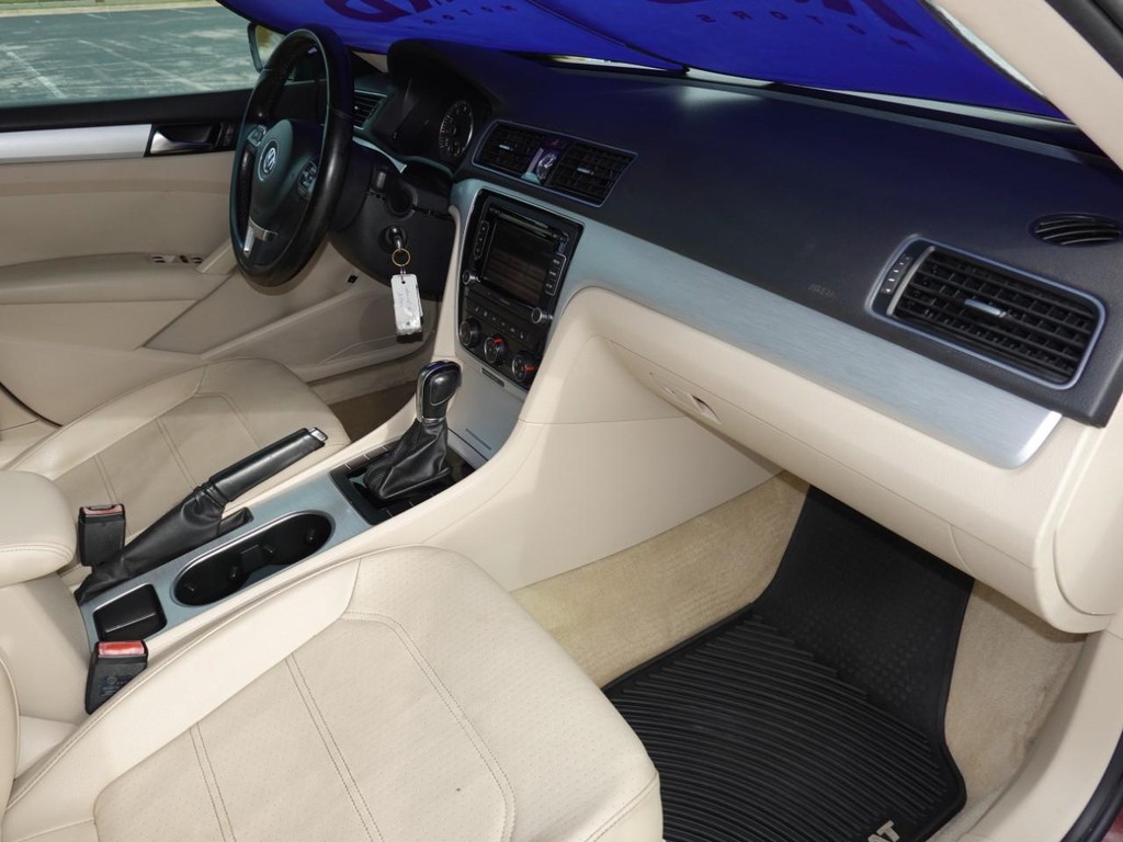 Volkswagen Passat Vehicle Full-screen Gallery Image 21