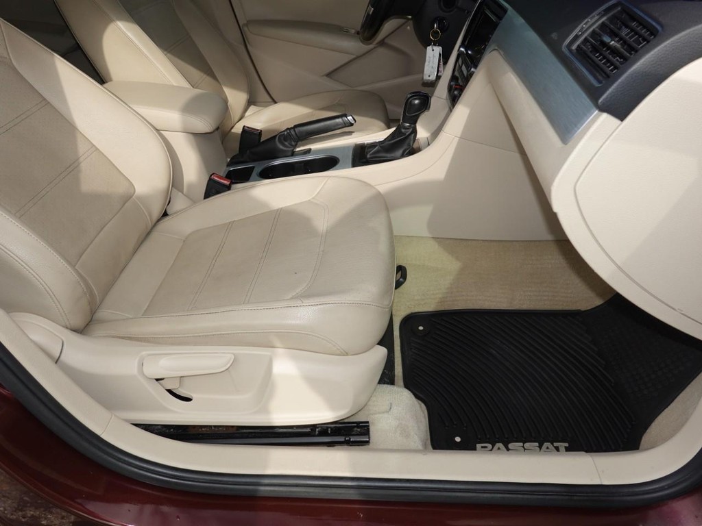 Volkswagen Passat Vehicle Full-screen Gallery Image 22