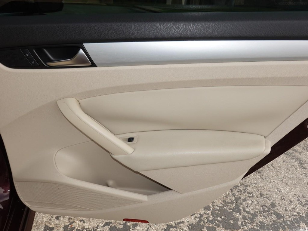 Volkswagen Passat Vehicle Full-screen Gallery Image 25