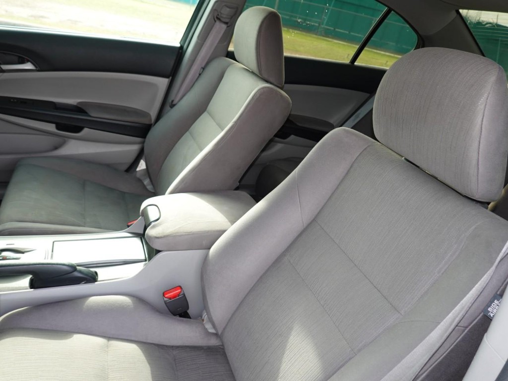 Honda Accord Sedan Vehicle Full-screen Gallery Image 15