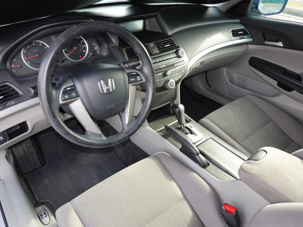 Honda Accord Sedan Vehicle Full-screen Gallery Image 16