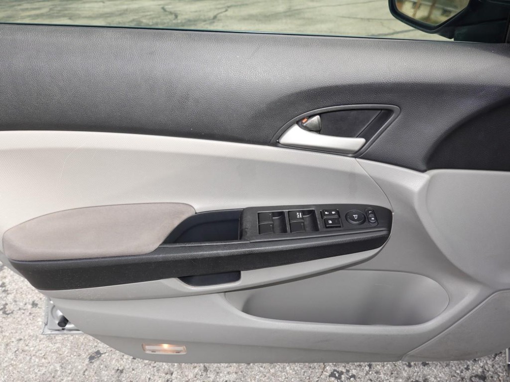 Honda Accord Sedan Vehicle Full-screen Gallery Image 17