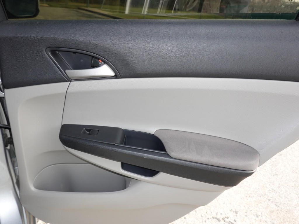 Honda Accord Sedan Vehicle Full-screen Gallery Image 24