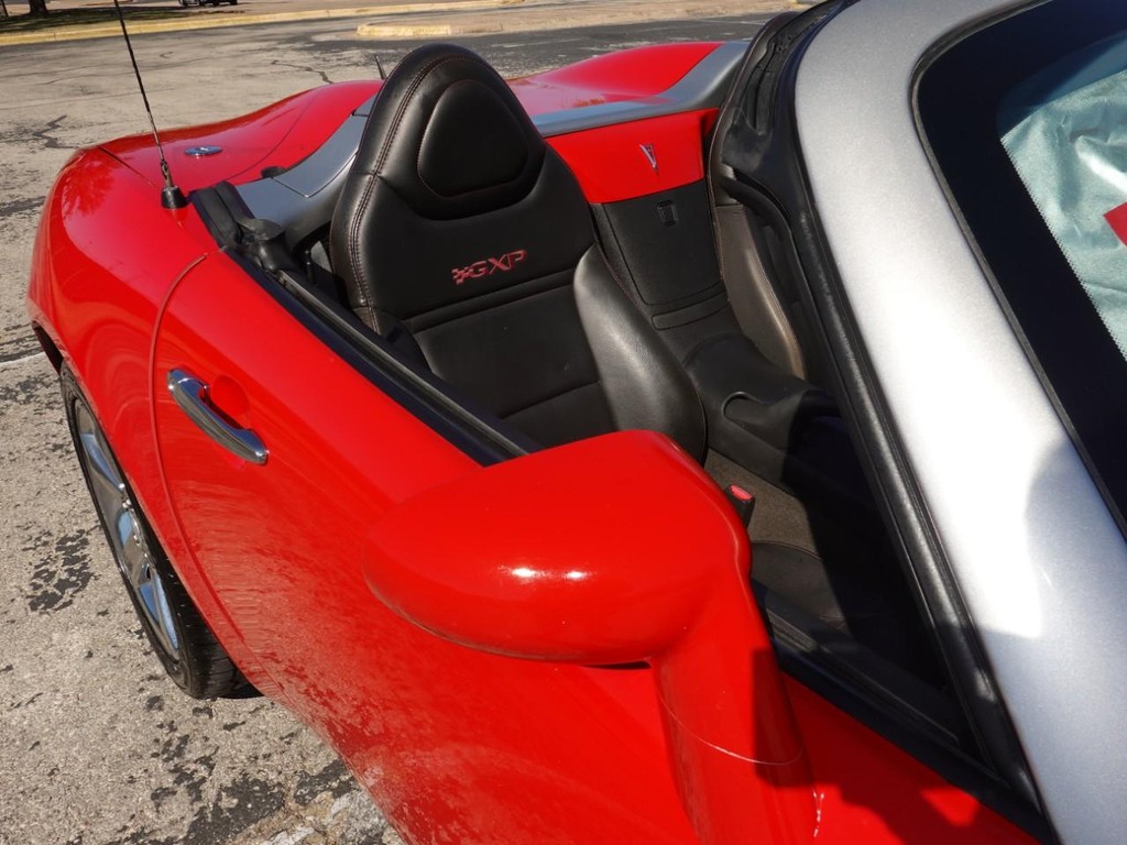 Pontiac Solstice Vehicle Full-screen Gallery Image 12