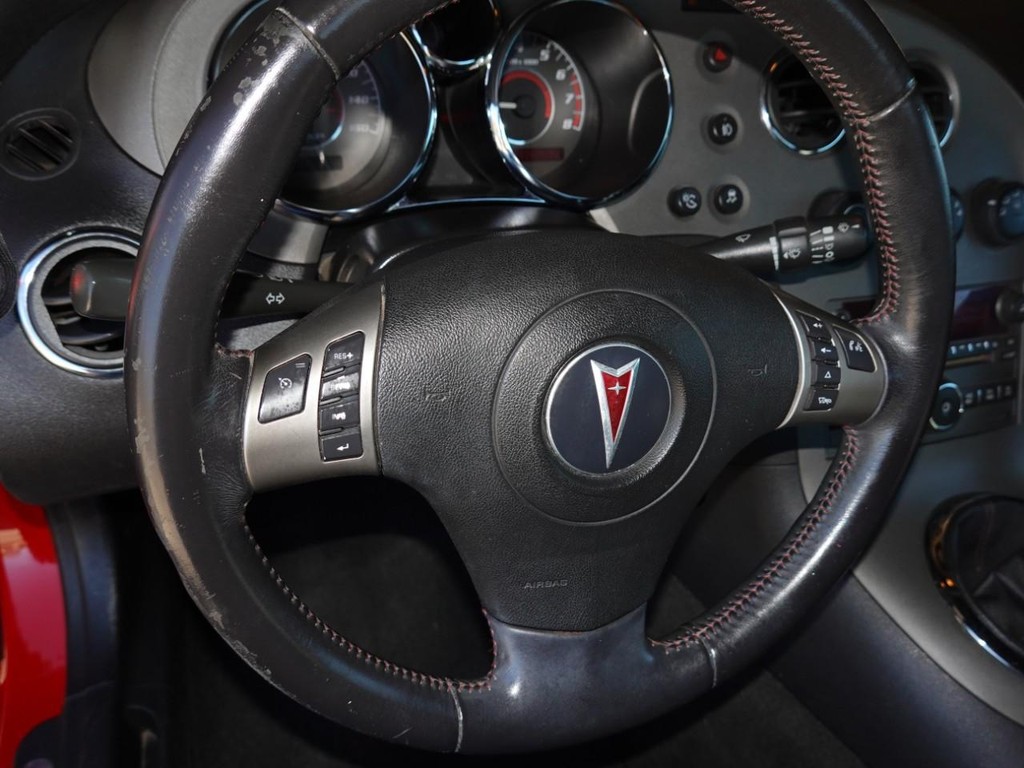 Pontiac Solstice Vehicle Full-screen Gallery Image 18