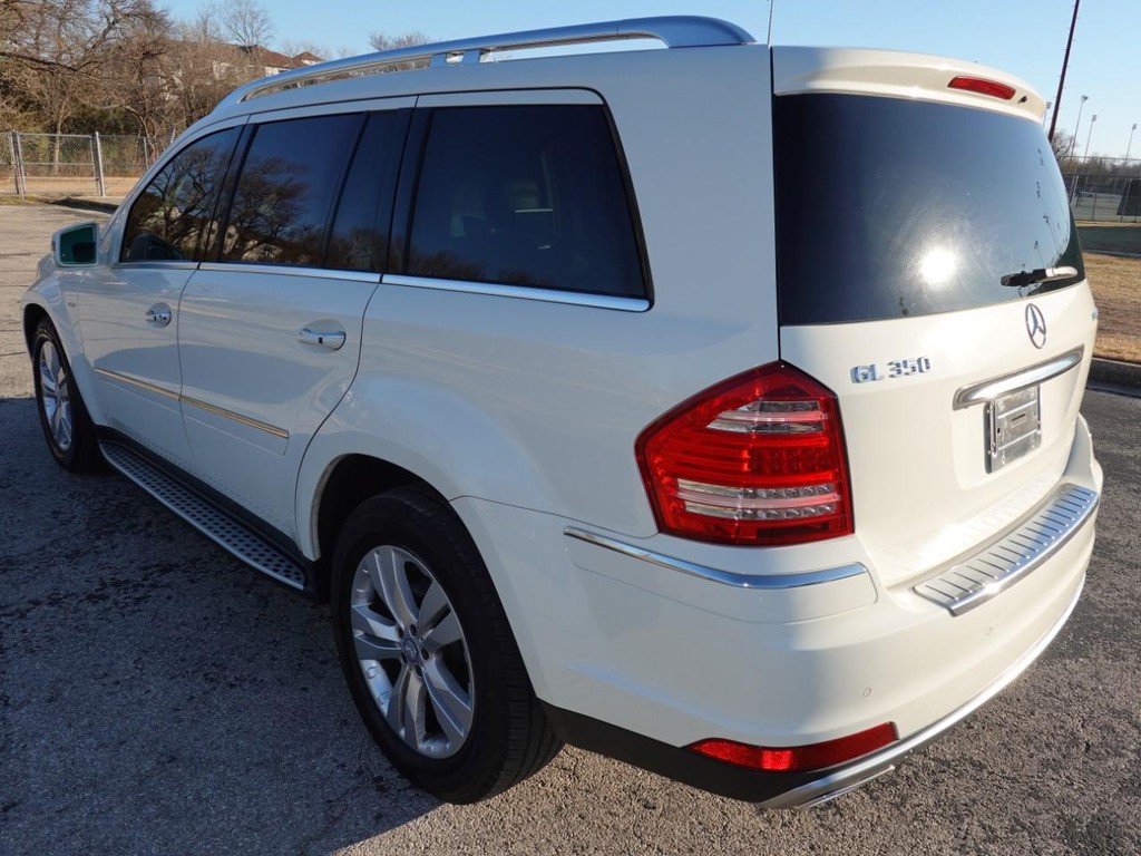 Mercedes-Benz GL-Class Vehicle Full-screen Gallery Image 05