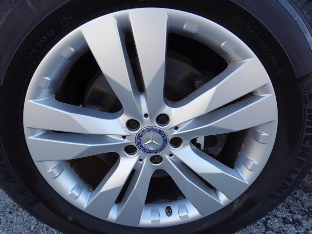 Mercedes-Benz GL-Class Vehicle Full-screen Gallery Image 09