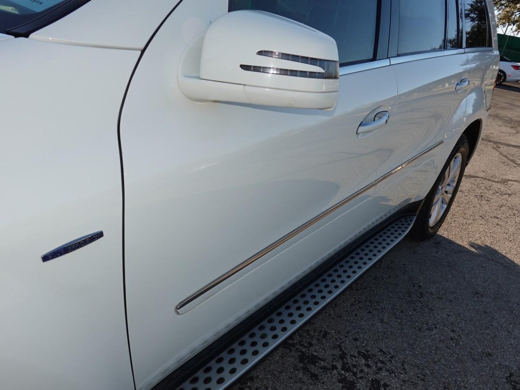 Mercedes-Benz GL-Class Vehicle Full-screen Gallery Image 10