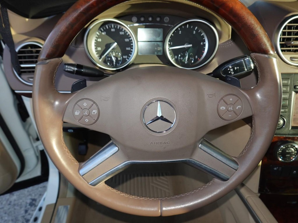 Mercedes-Benz GL-Class Vehicle Full-screen Gallery Image 13
