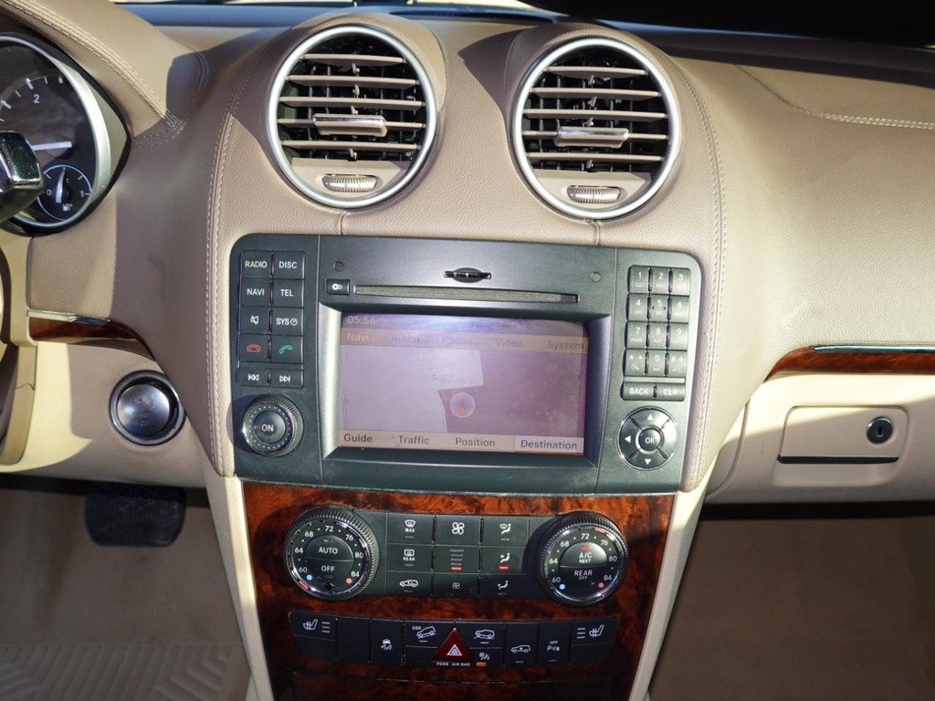 Mercedes-Benz GL-Class Vehicle Full-screen Gallery Image 14