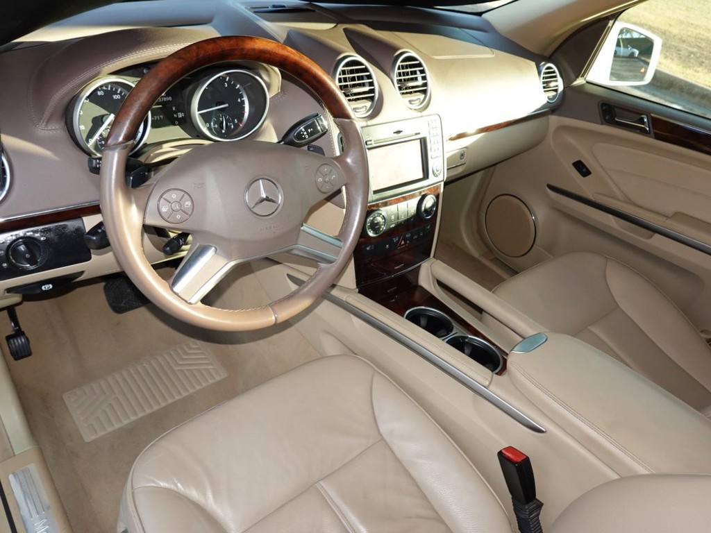 Mercedes-Benz GL-Class Vehicle Full-screen Gallery Image 18