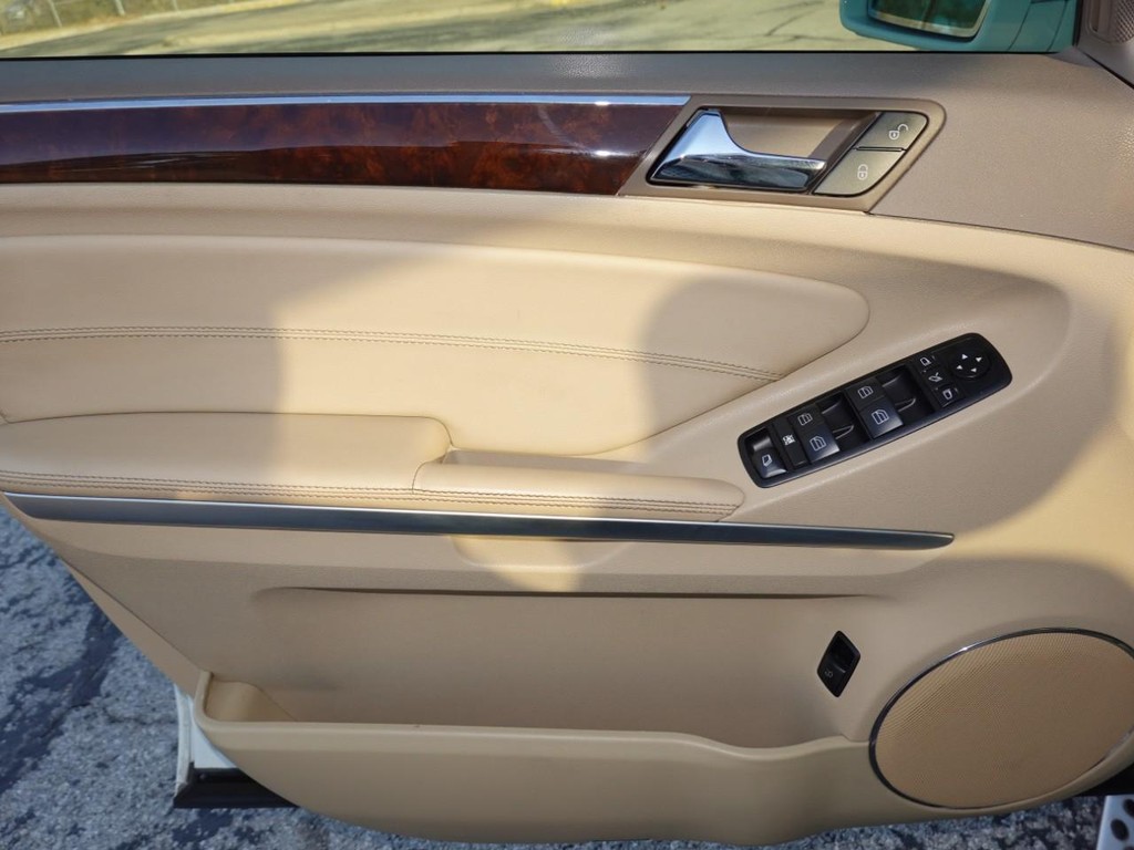 Mercedes-Benz GL-Class Vehicle Full-screen Gallery Image 19