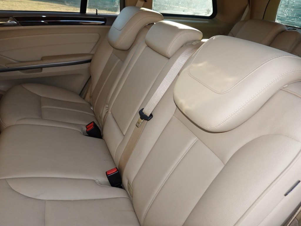 Mercedes-Benz GL-Class Vehicle Full-screen Gallery Image 20