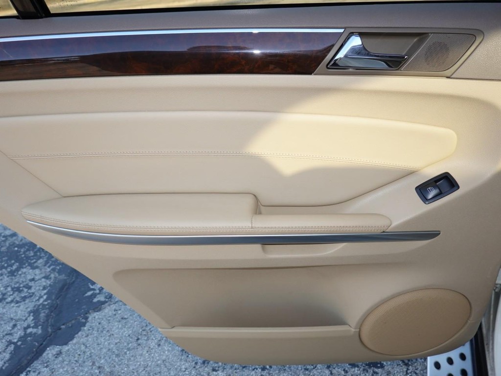 Mercedes-Benz GL-Class Vehicle Full-screen Gallery Image 22