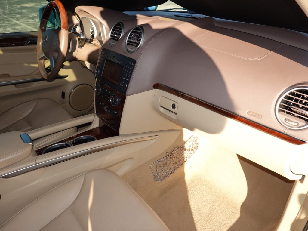 Mercedes-Benz GL-Class Vehicle Full-screen Gallery Image 24