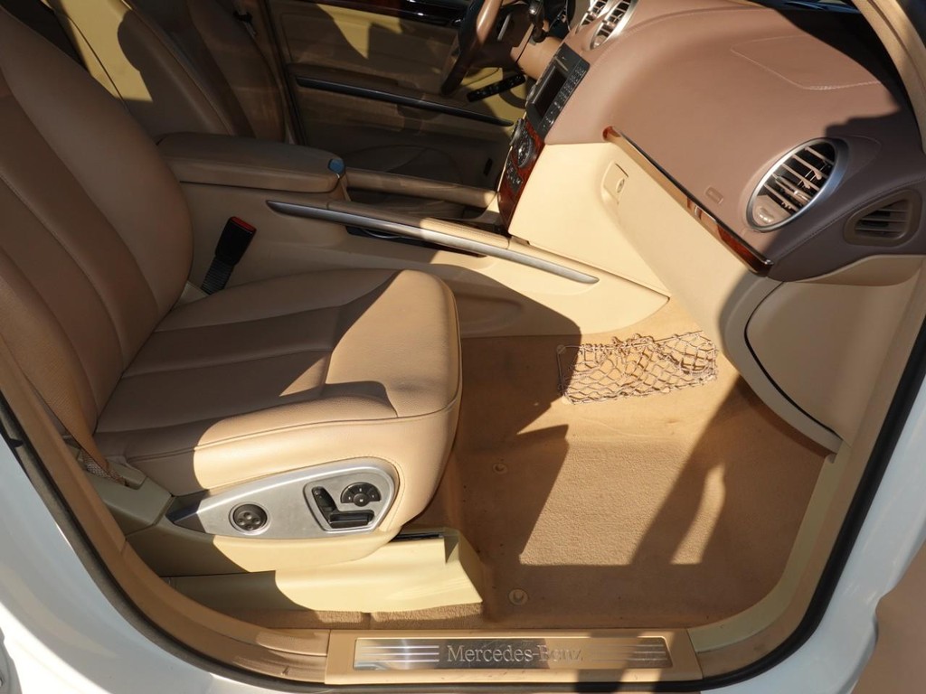 Mercedes-Benz GL-Class Vehicle Full-screen Gallery Image 25