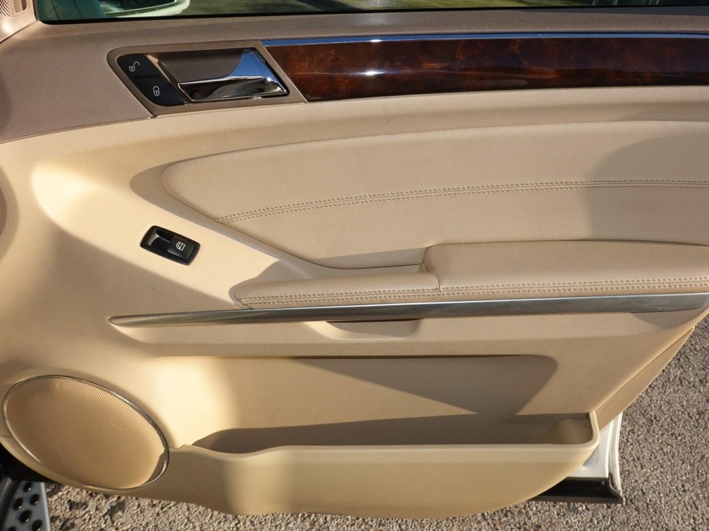 Mercedes-Benz GL-Class Vehicle Full-screen Gallery Image 26