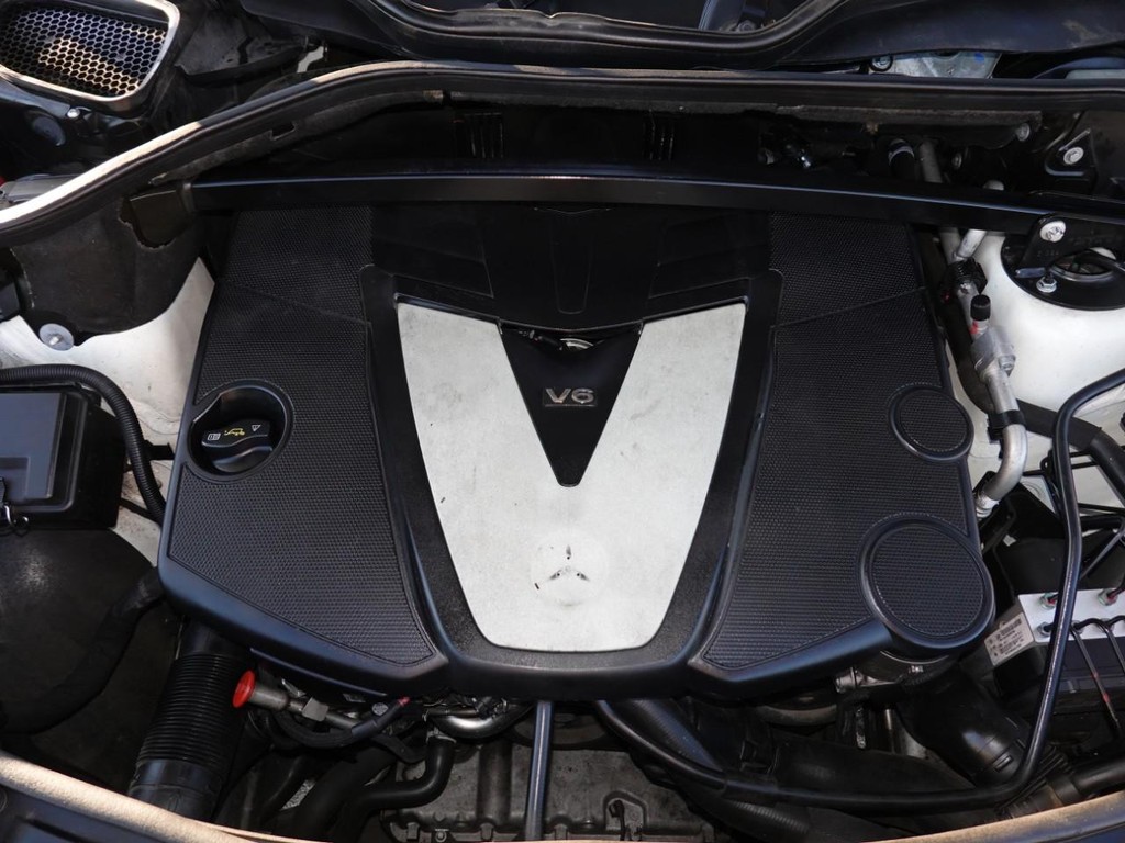 Mercedes-Benz GL-Class Vehicle Full-screen Gallery Image 30