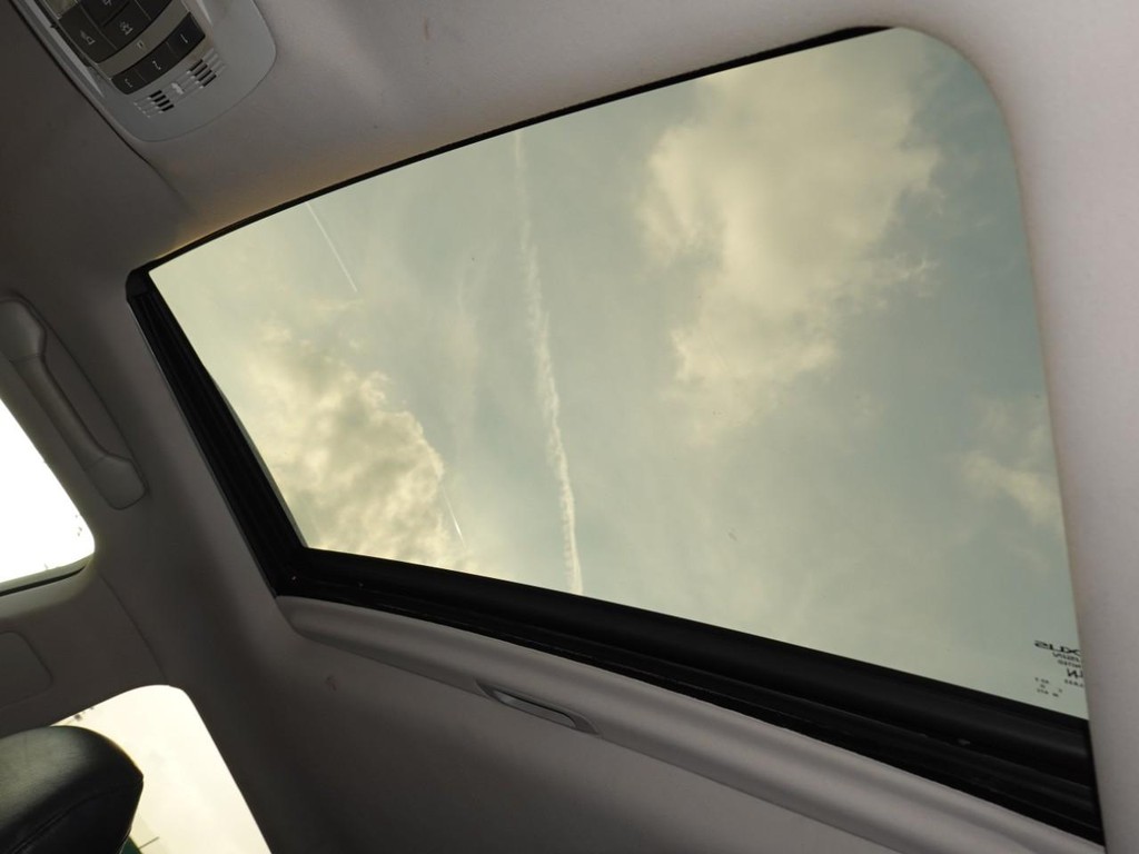 Lexus RX 350 Vehicle Full-screen Gallery Image 17