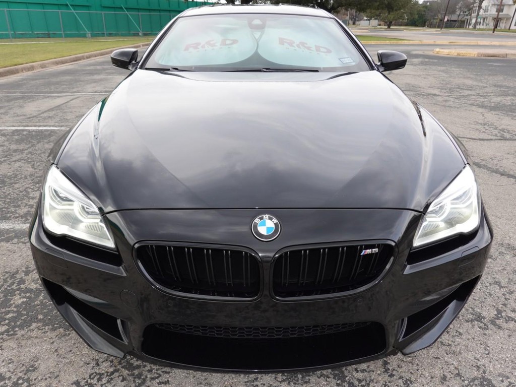 BMW M6 Vehicle Full-screen Gallery Image 02