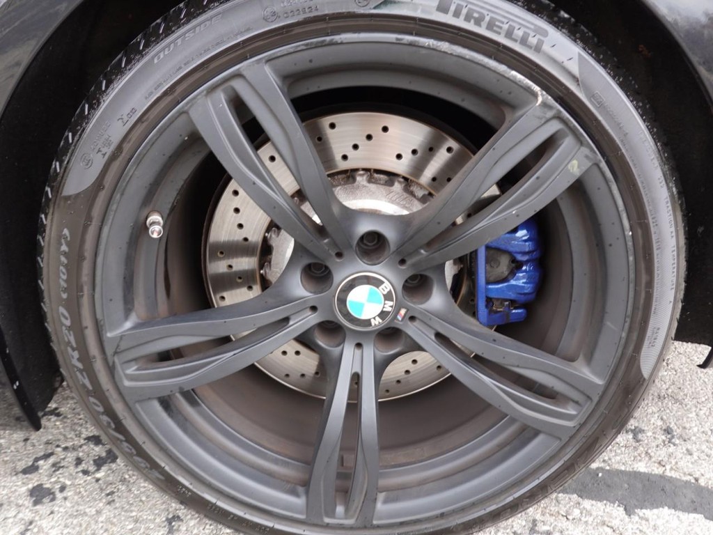 BMW M6 Vehicle Full-screen Gallery Image 10