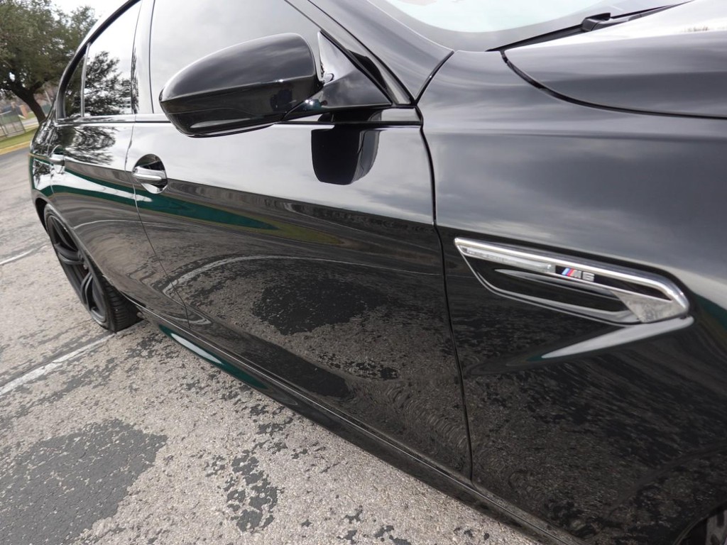 BMW M6 Vehicle Full-screen Gallery Image 12