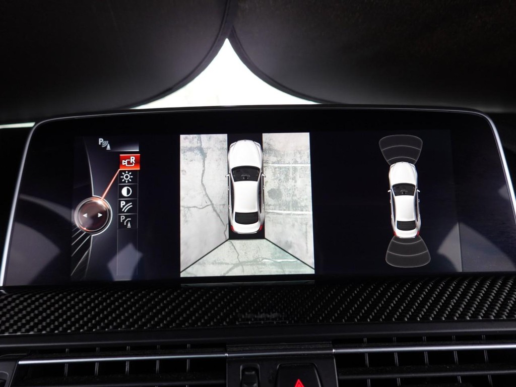 BMW M6 Vehicle Full-screen Gallery Image 16