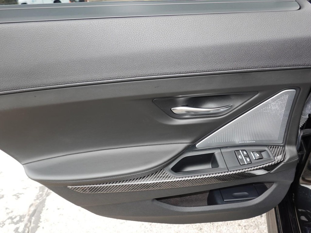 BMW M6 Vehicle Full-screen Gallery Image 21