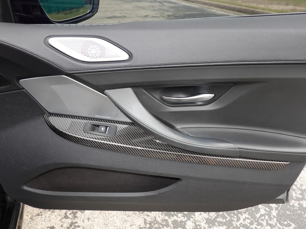 BMW M6 Vehicle Full-screen Gallery Image 24