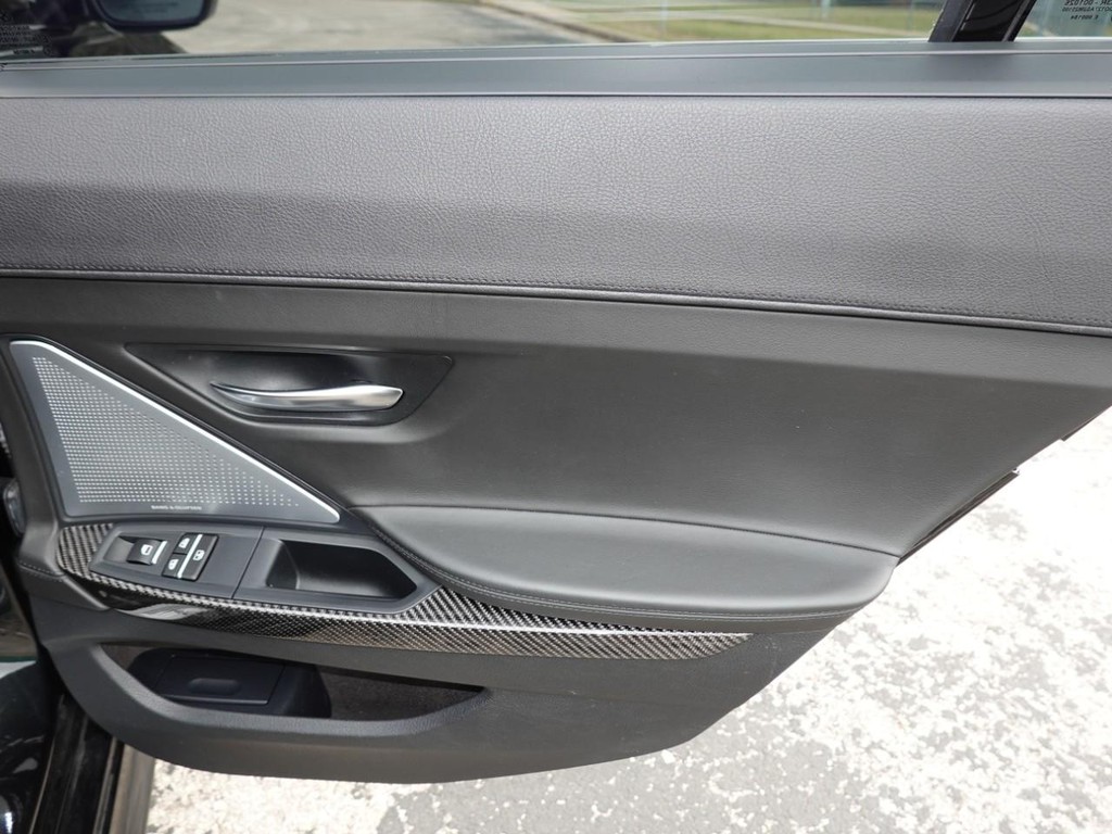 BMW M6 Vehicle Full-screen Gallery Image 26