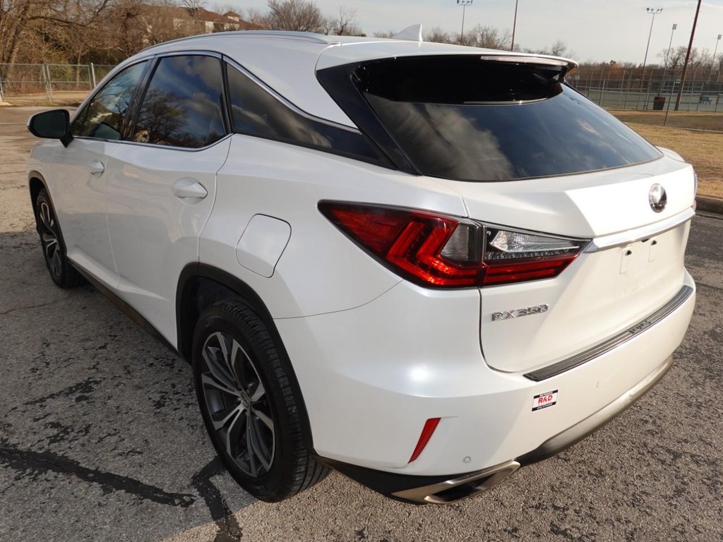 Lexus RX Vehicle Full-screen Gallery Image 05