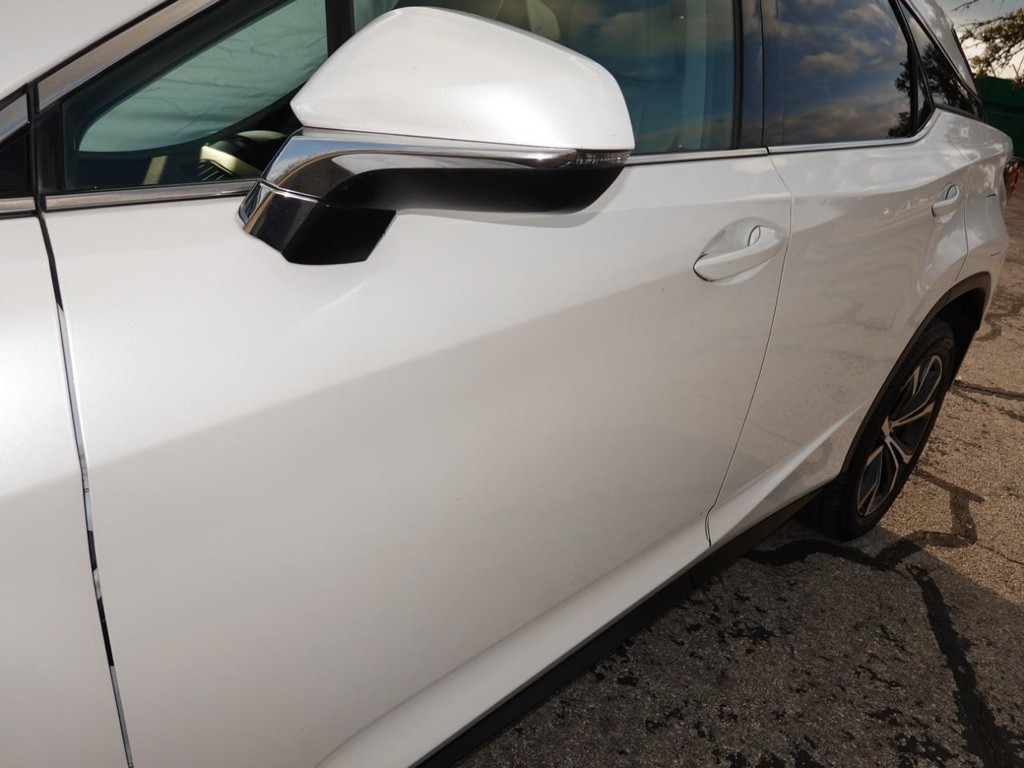 Lexus RX Vehicle Full-screen Gallery Image 10