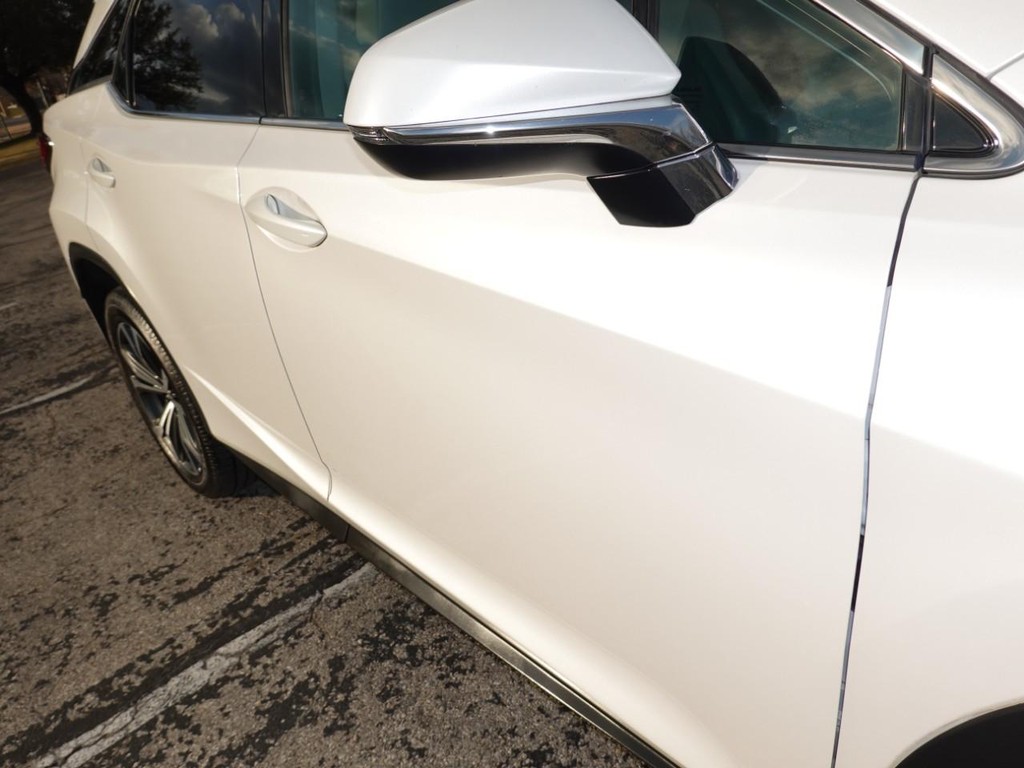 Lexus RX Vehicle Full-screen Gallery Image 11