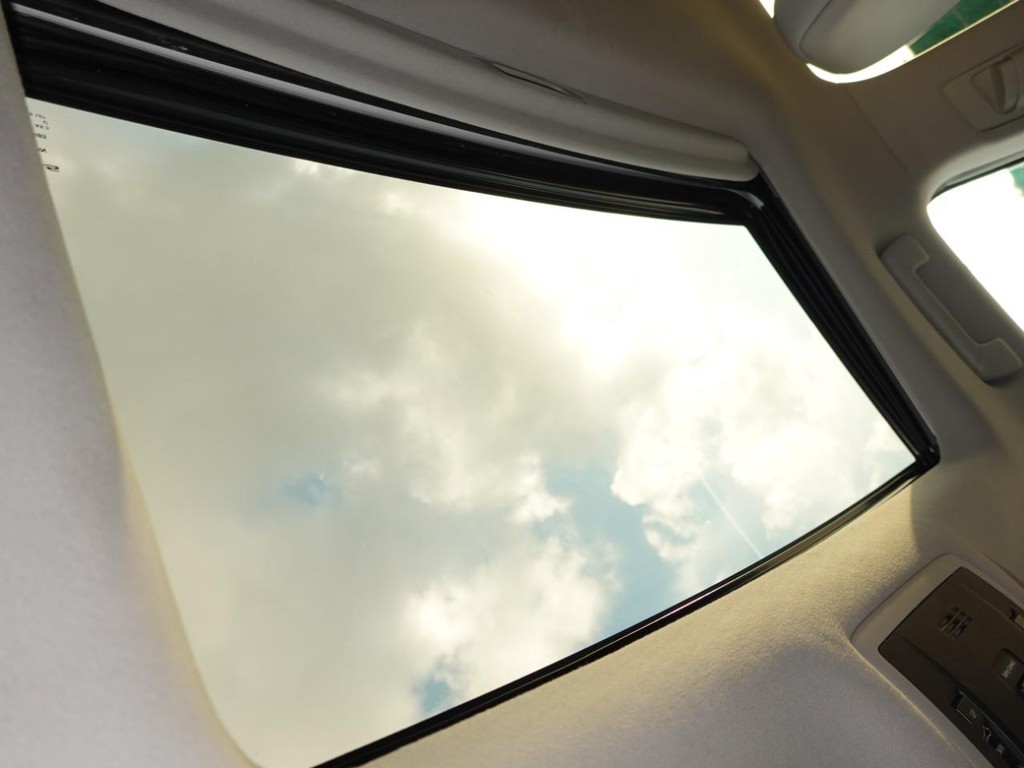 Lexus RX Vehicle Full-screen Gallery Image 17