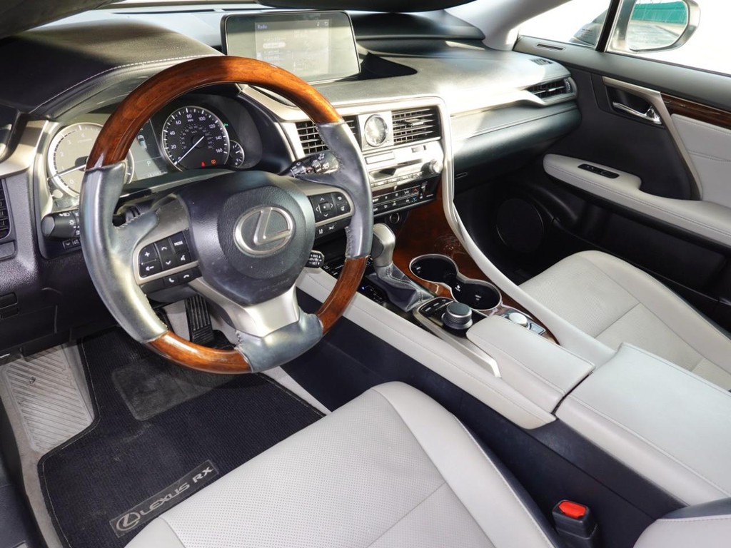 Lexus RX Vehicle Full-screen Gallery Image 18