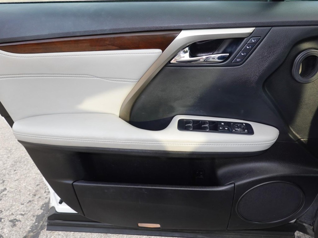 Lexus RX Vehicle Full-screen Gallery Image 19