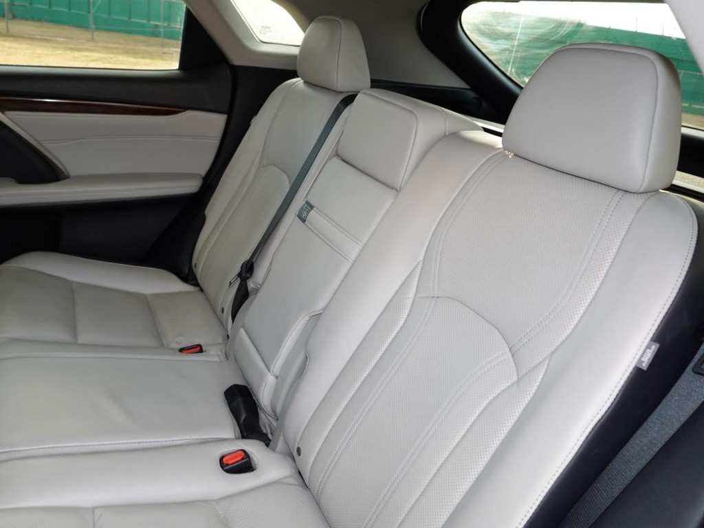 Lexus RX Vehicle Full-screen Gallery Image 20