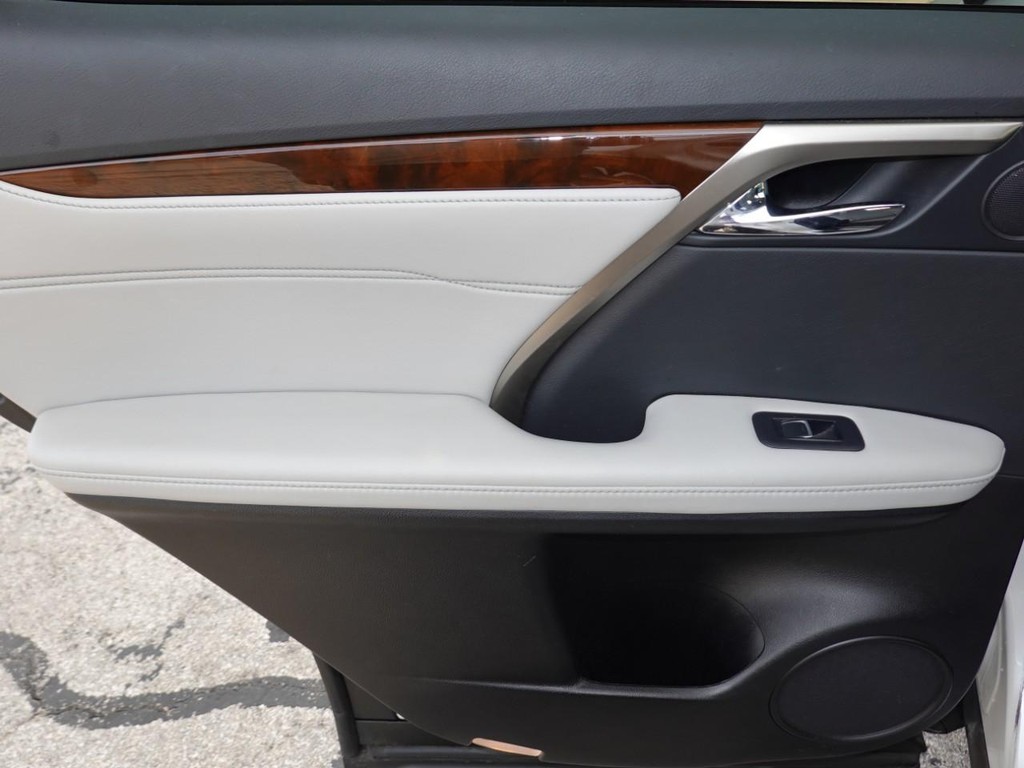 Lexus RX Vehicle Full-screen Gallery Image 21