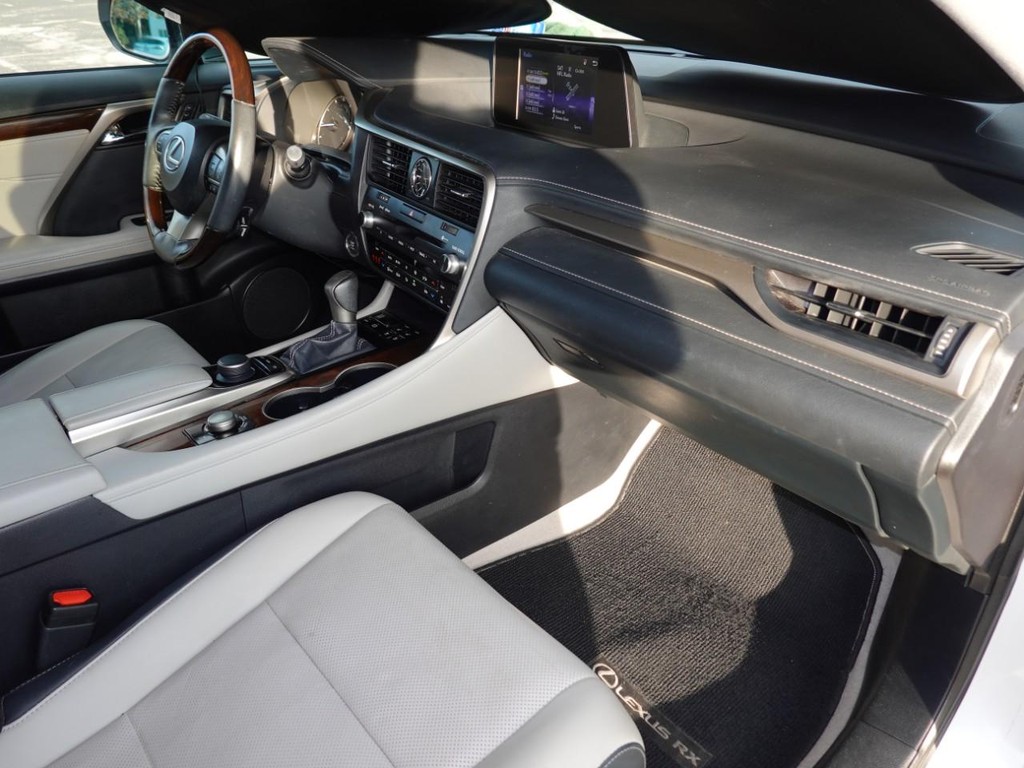 Lexus RX Vehicle Full-screen Gallery Image 22