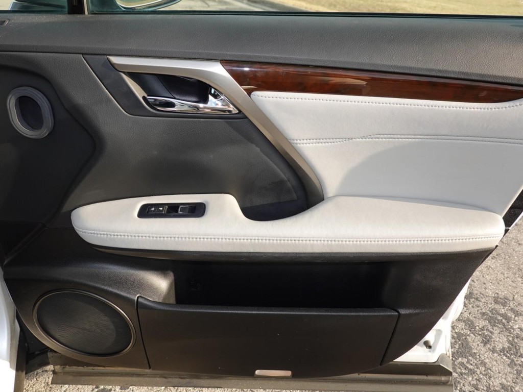 Lexus RX Vehicle Full-screen Gallery Image 24