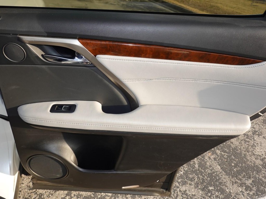 Lexus RX Vehicle Full-screen Gallery Image 26