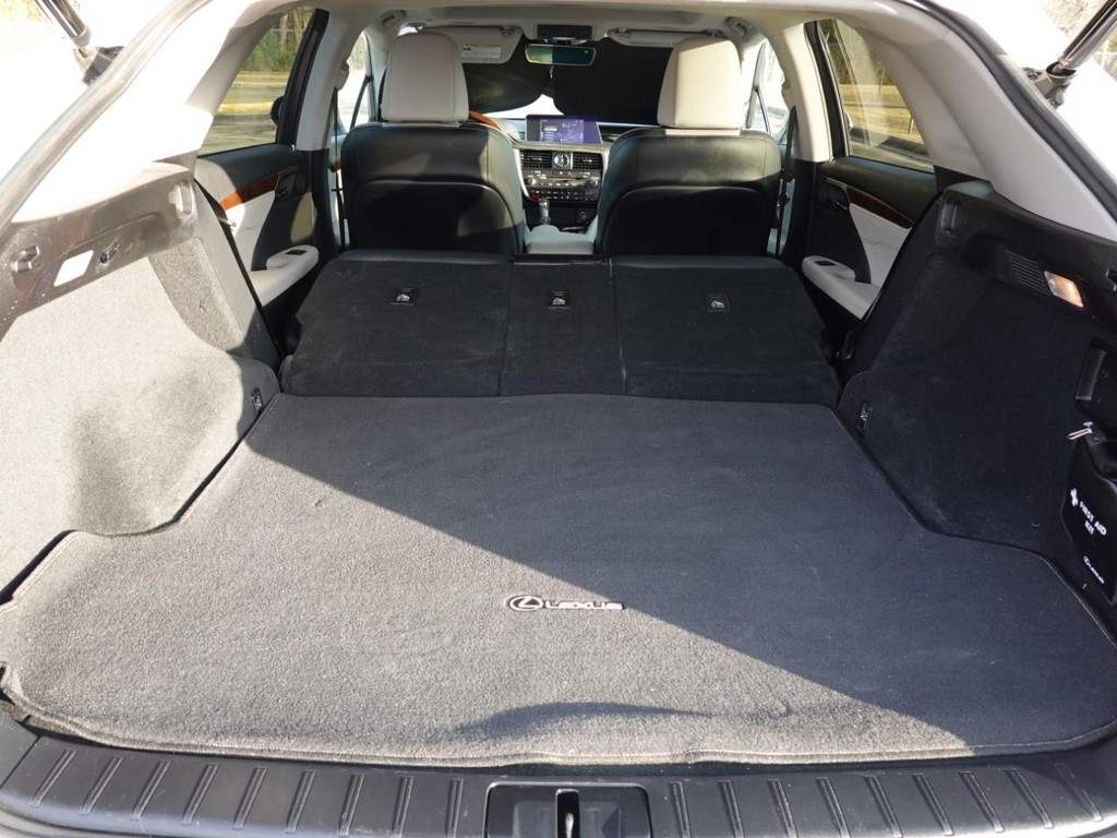 Lexus RX Vehicle Full-screen Gallery Image 28