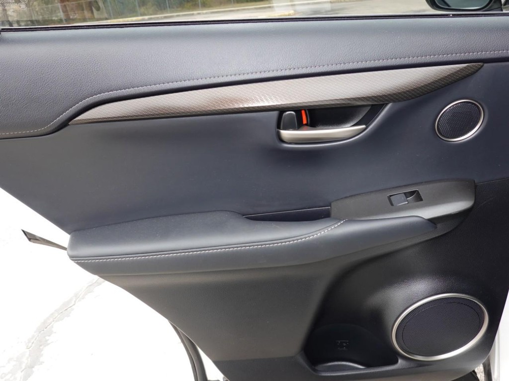 Lexus NX Vehicle Full-screen Gallery Image 20