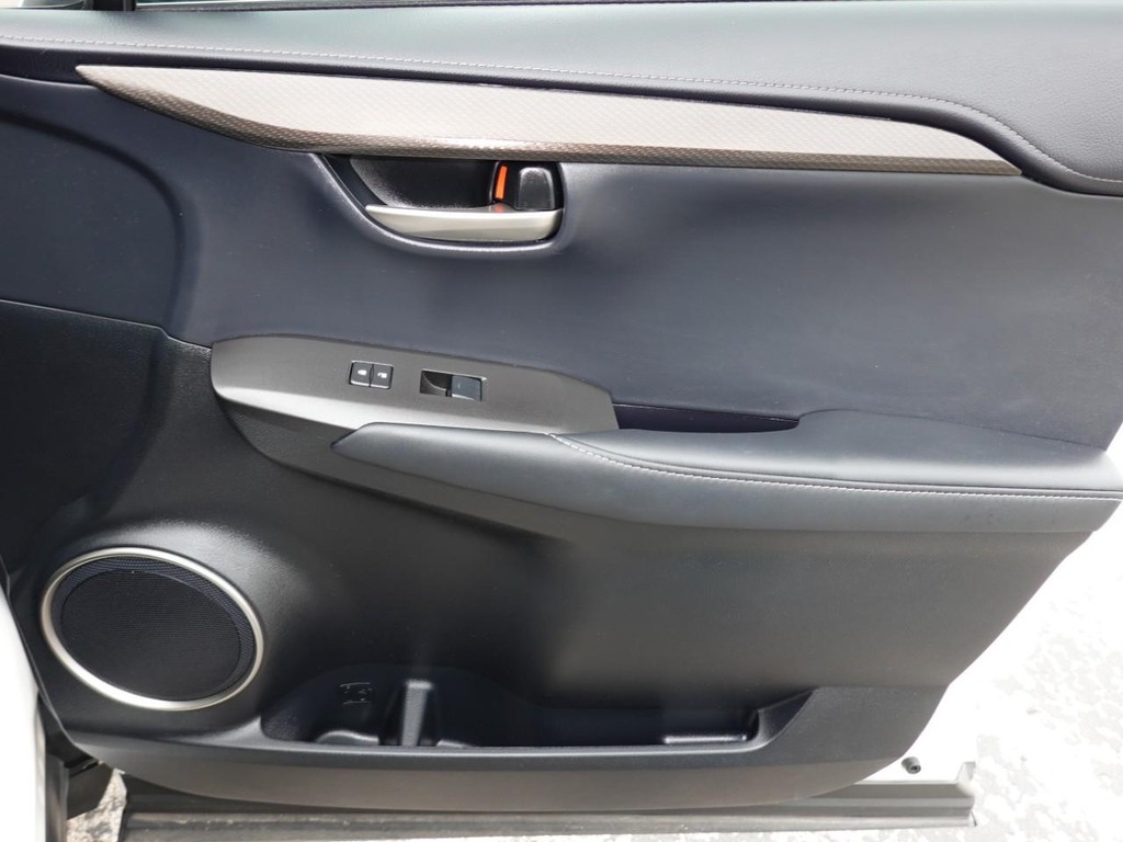 Lexus NX Vehicle Full-screen Gallery Image 23