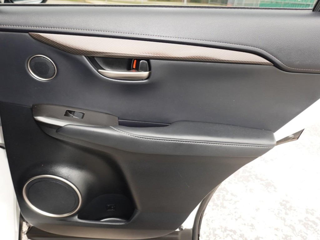 Lexus NX Vehicle Full-screen Gallery Image 25