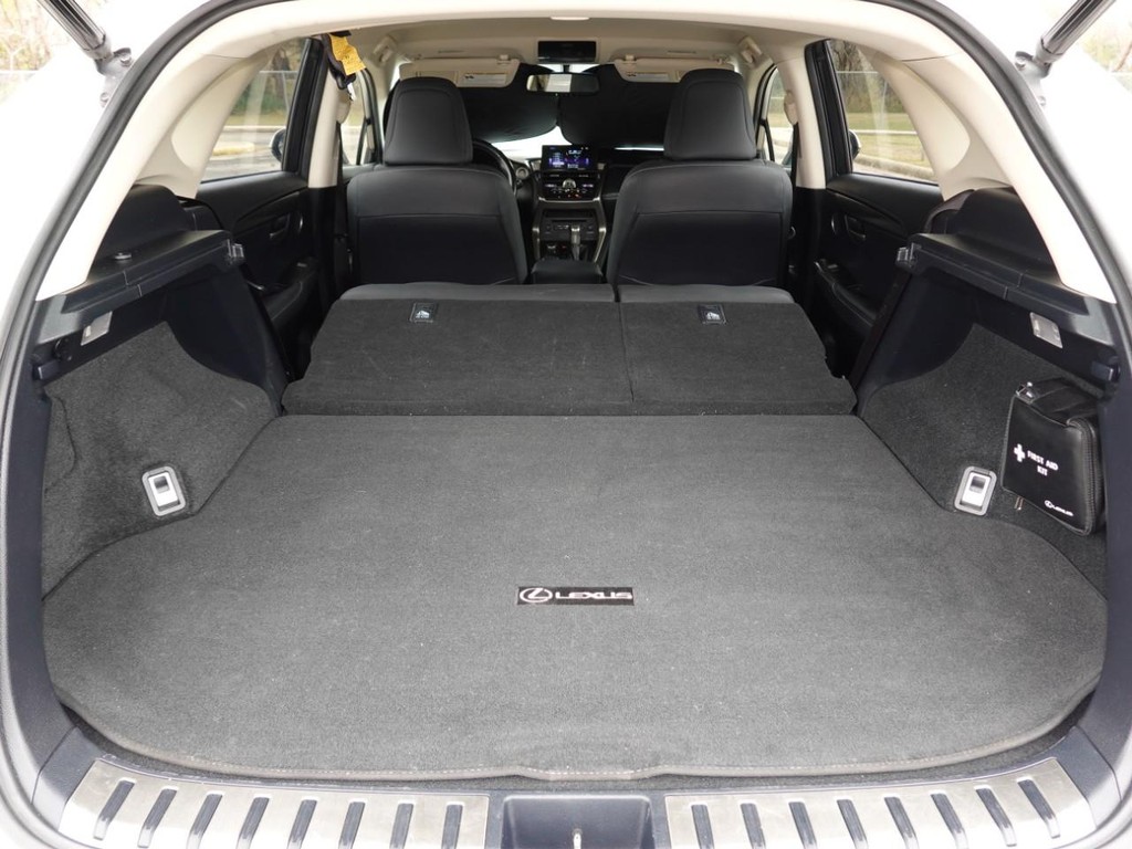 Lexus NX Vehicle Full-screen Gallery Image 27