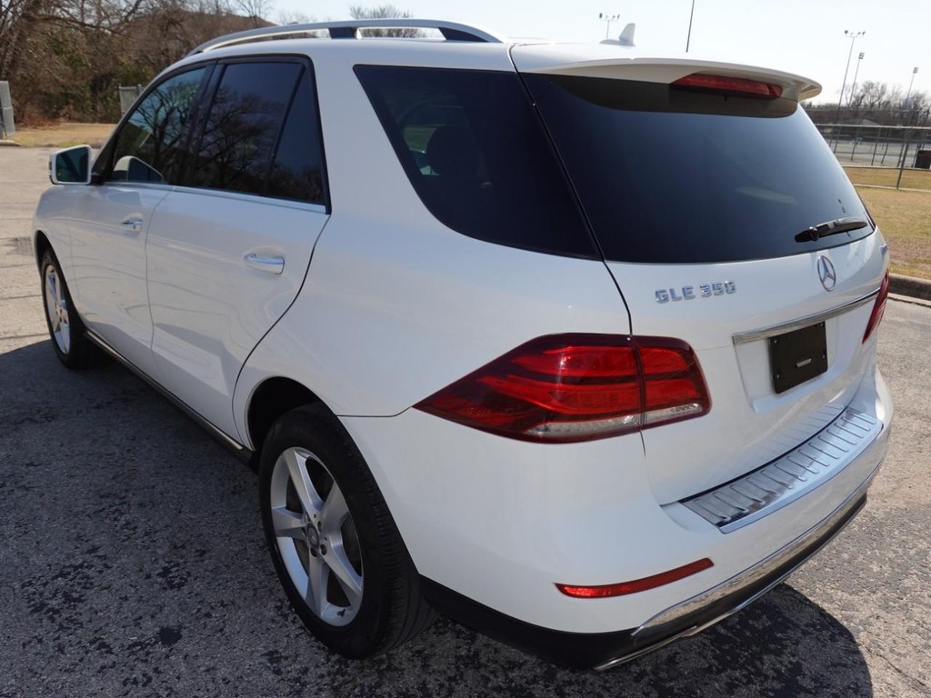 Mercedes-Benz GLE Vehicle Full-screen Gallery Image 05