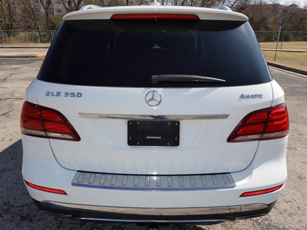 Mercedes-Benz GLE Vehicle Full-screen Gallery Image 06