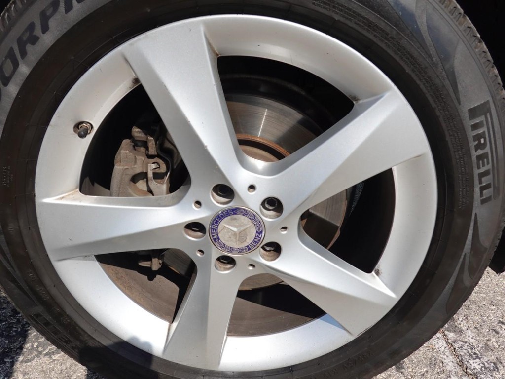 Mercedes-Benz GLE Vehicle Full-screen Gallery Image 09